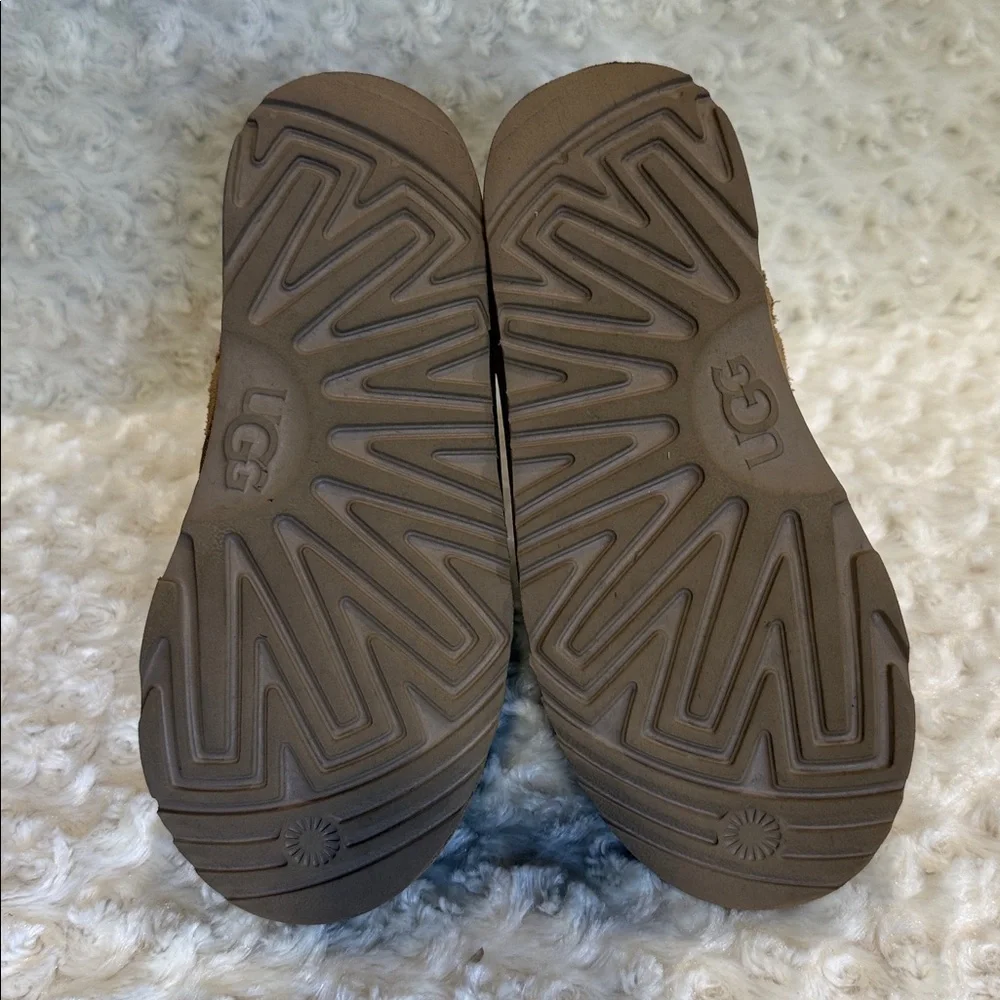 UGG tang short boots with zipper for big girl size 4